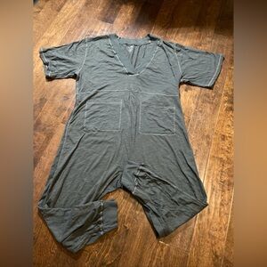 Natural Life Charlie V-neck Jumpsuit in Charcoal (L)